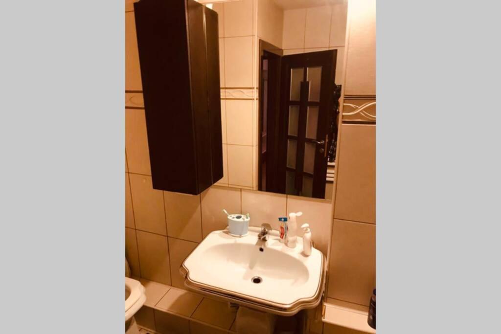 Cozy 2 Rooms Apartment Close To City Center Boekarest Buitenkant foto