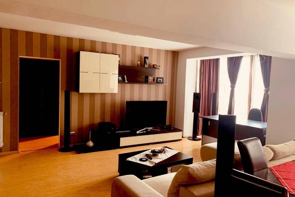 Cozy 2 Rooms Apartment Close To City Center Boekarest Buitenkant foto