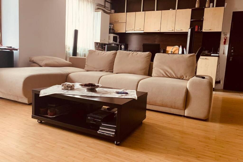 Cozy 2 Rooms Apartment Close To City Center Boekarest Buitenkant foto