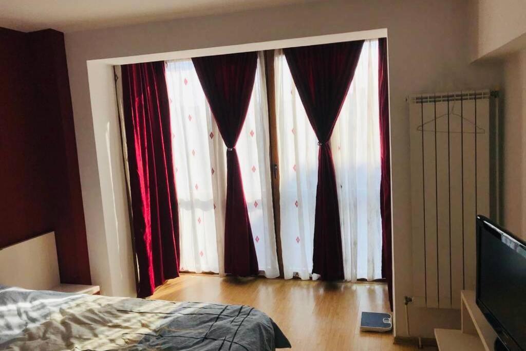 Cozy 2 Rooms Apartment Close To City Center Boekarest Buitenkant foto